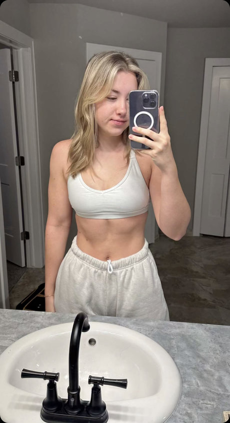 Alice Klomp ヌードモデル 写真