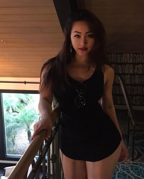 金髪巨乳オンリーファンズ アートヌード 画像