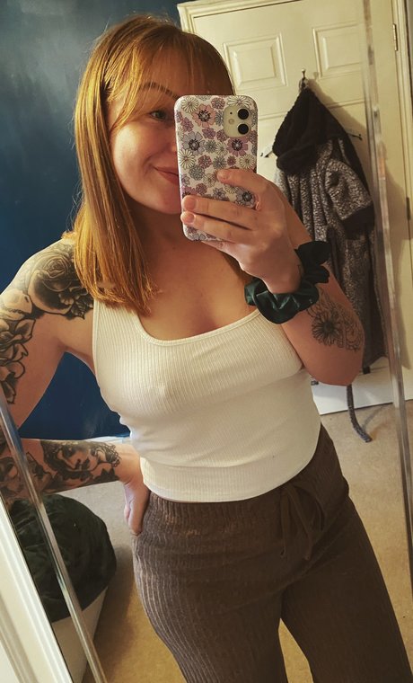 毛深い茂みオンリーファンズ セクシーヌード ギャラリー