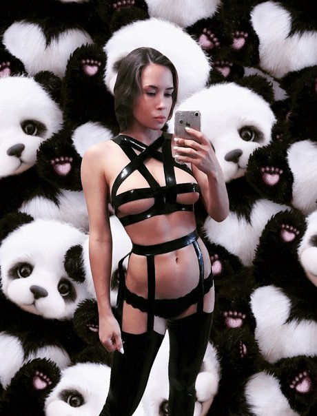 Natasha Roik アート女優 画像