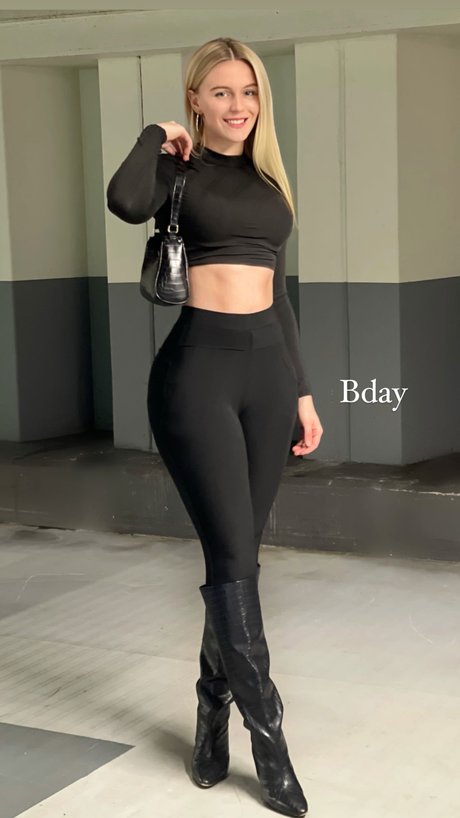 ティーンフィンガリングオンリーファンズ アート裸 画像