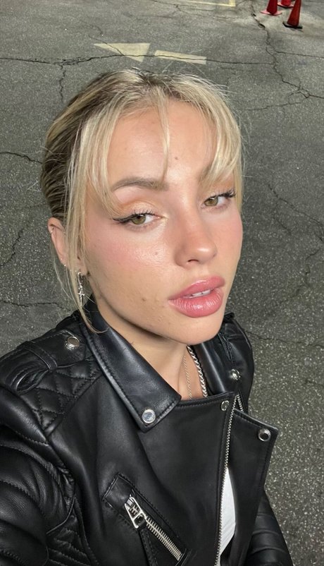 垂れ乳オンリーファンズ トップ 画像