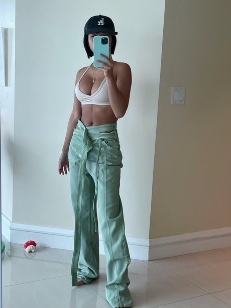 Alyssa Silos セクシーモデル 写真