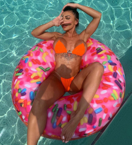 エボニーサマーオンリーファンズ セクシー 画像