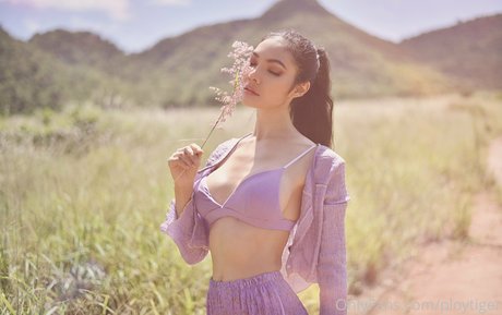 金髪の大学のオンリーファンズ セクシー裸 写真