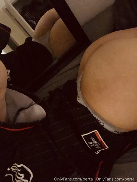 パンツ オンリーファンズ セクシーヌード 写真