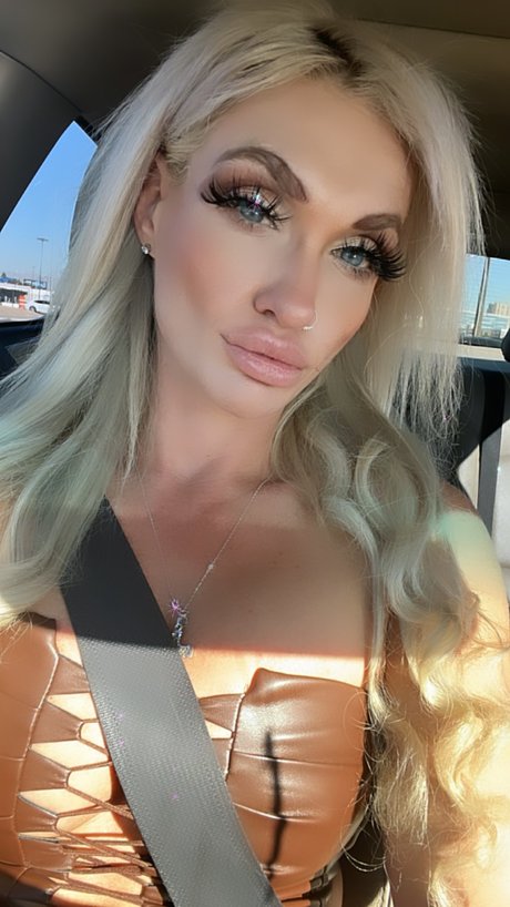 大きな乳首オンリーファンズ アートポルノ 写真