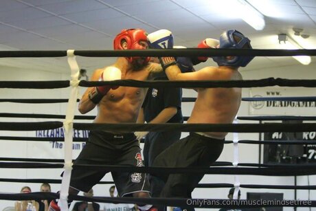 Musclemindsetfree 裸のモデル 写真