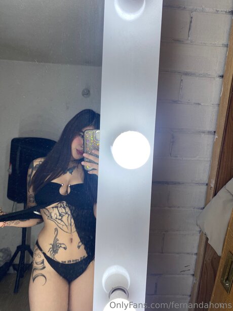 足を舐めるオンリーファンズ アート裸 写真