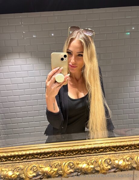 Leonie Sanders ポルノスター アート アーカイブ