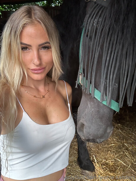 Leonie Sanders ホットスター ギャラリー