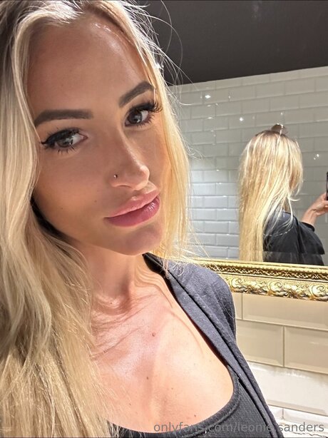 Leonie Sanders 女優 写真