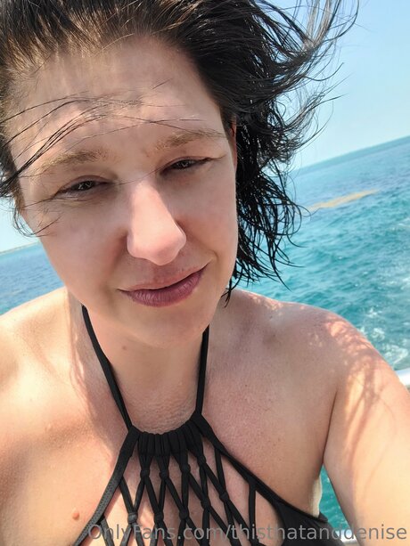 垂れ乳オンリーファンズ ポルノ 写真