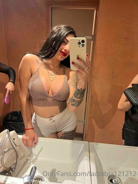 ラテン系熟女オンリーファンズ セクシーヌード 画像