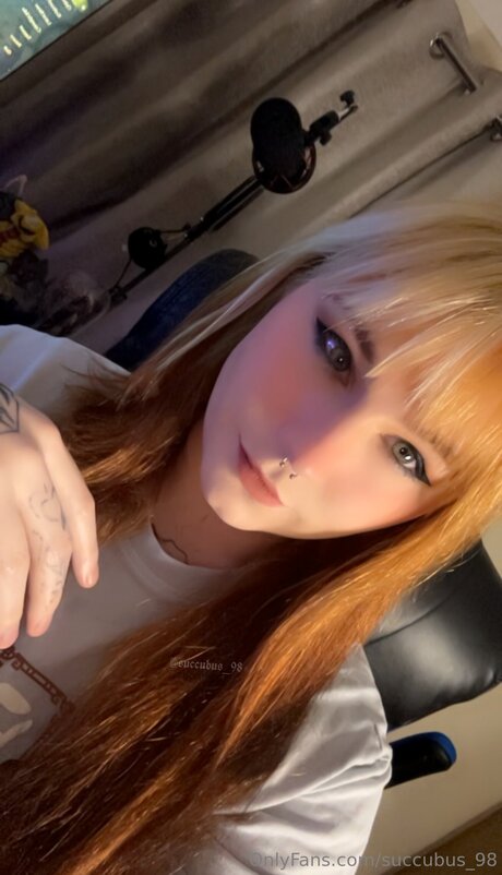 Succubus 98 ホット女優 写真