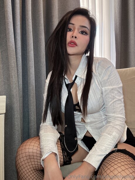 金髪巨乳オンリーファンズ トップ 写真