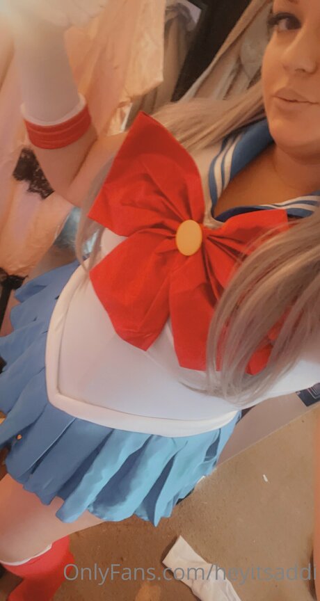 Heyitsaddi エロティックなモデル 写真