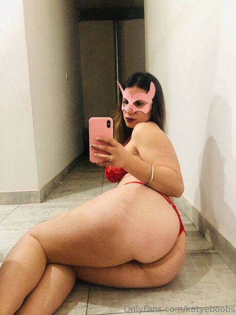 Katyeboobs セクシーなポルノスター 写真