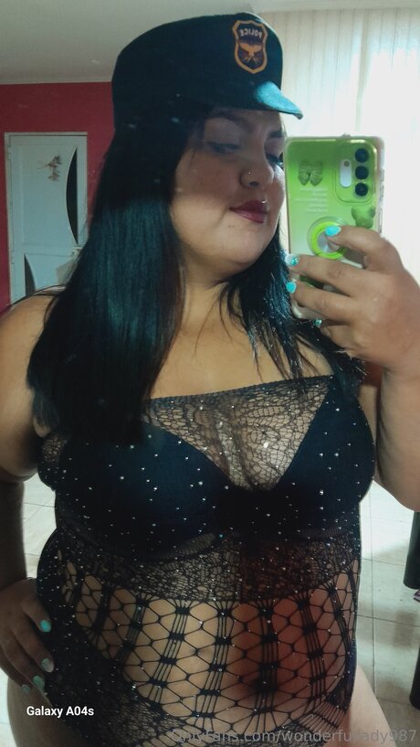 フィーディーオンリーファン セクシーヌード 画像