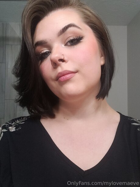 金髪巨乳オンリーファンズ セクシー 写真