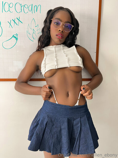 Hellen Ebony アダルトモデル 写真