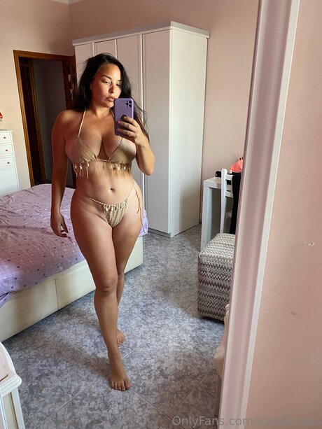 Yareliroses セクシーなポルノスター 写真