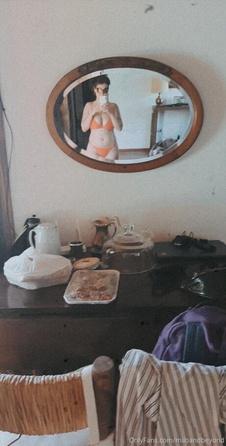 アジア人の偽おっぱいオンリーファンズ セクシーヌード 写真