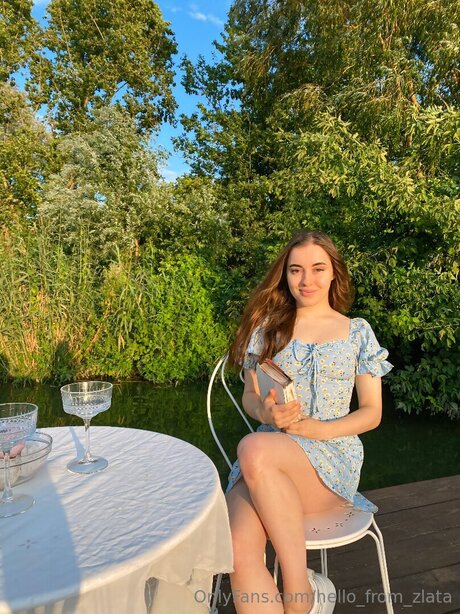 Hello From Zlata ヌードモデル 画像