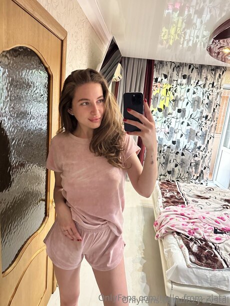Hello From Zlata 裸のスター アーカイブ
