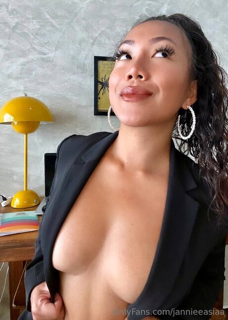 Jannieeasiaa top profile image