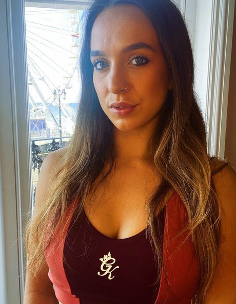 ニューハーフ アウトドア オンリーファンズ セクシーヌード 画像