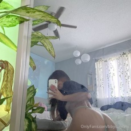 bbynayomi 裸のポルノスター 写真