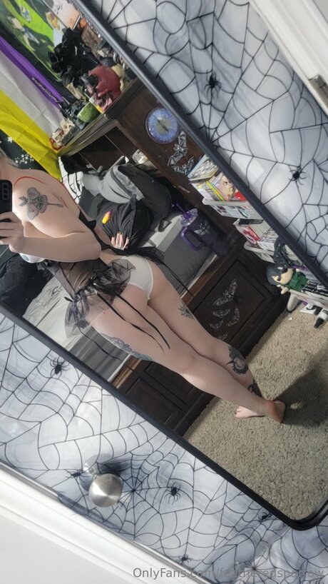 Featheredsparrow 女優 画像