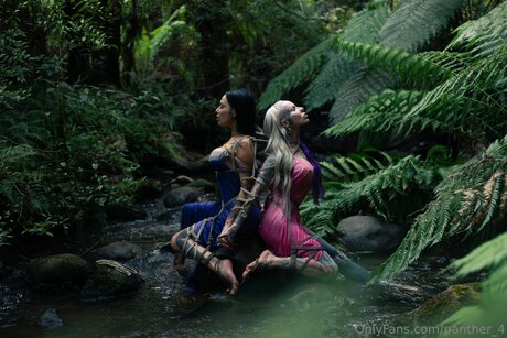 成熟した異人種間オンリーファンズ ホットヌード 写真