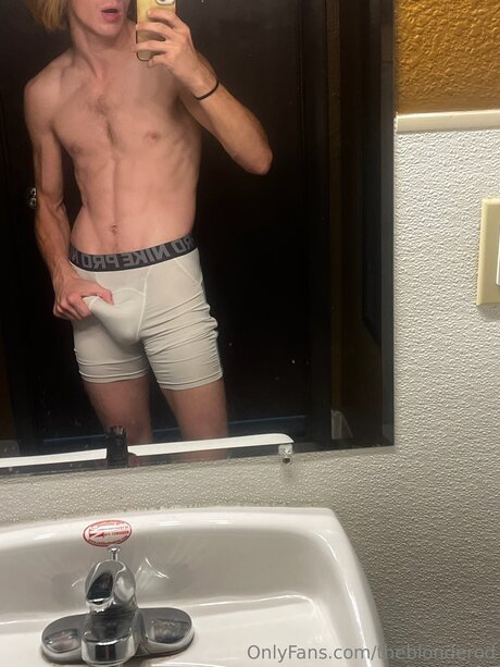 Theblonderod ヌードのポルノスター 画像