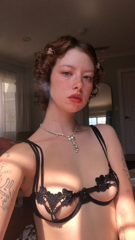 Chloe Woodard 裸の女優 画像
