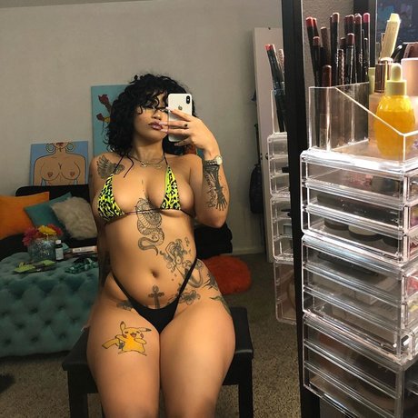 Lilie Leahndra ヌードスター 写真