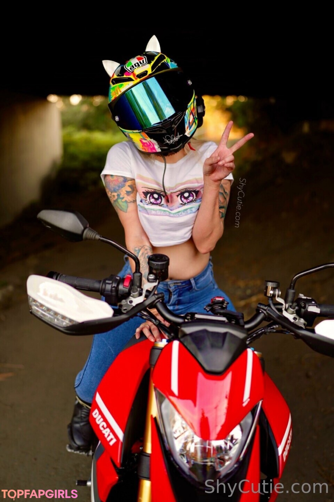 タイのレディーボーイオンリーファンズ ヌード ギャラリー