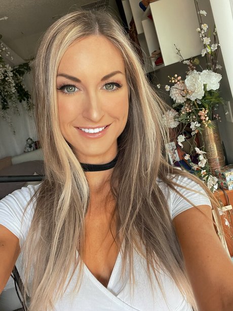 茶色の目のキティオンリーファンズ ヌード 画像