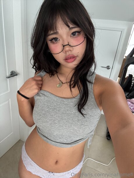 Yinahomefi 裸のスター 写真