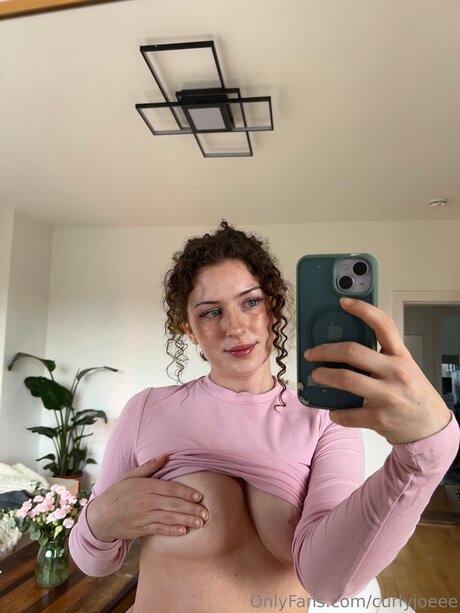 Curlyjoeee ヌード女優 写真