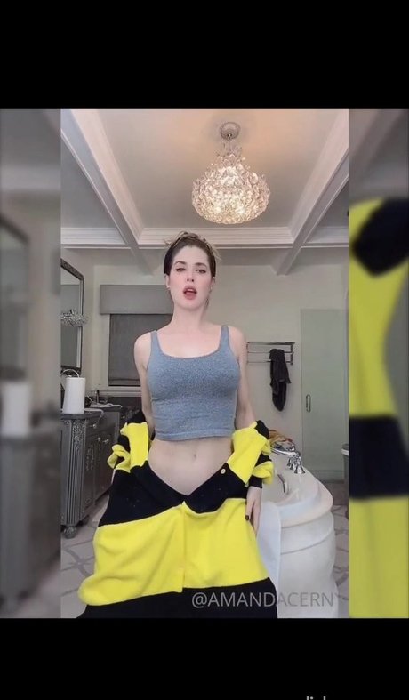 白いランジェリーオンリーファンズ ホットxxx 写真