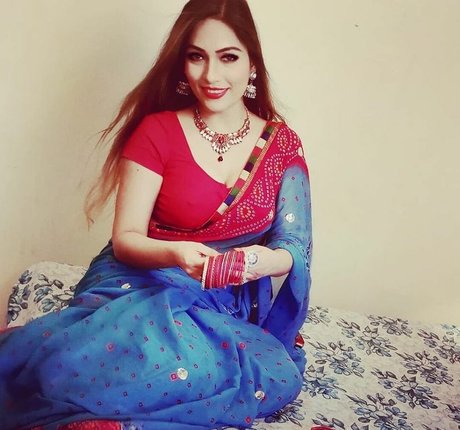 Zoya Rathore 美しいポルノスター 写真