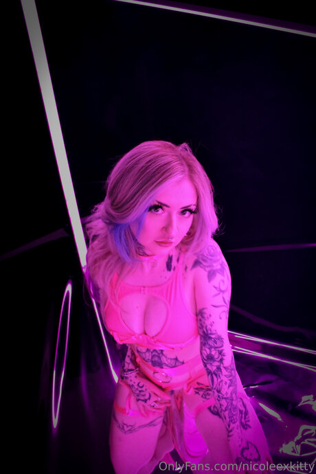 Nicoleexkitty ホットなモデル 写真