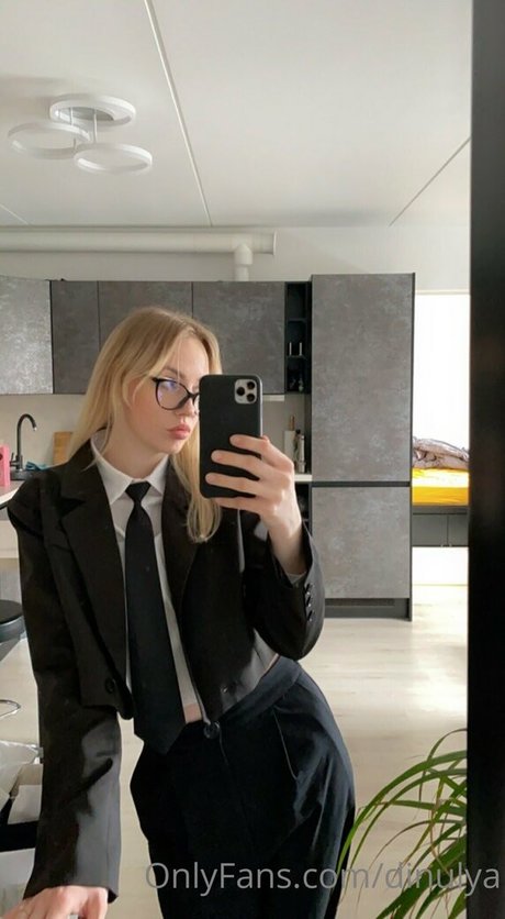 Dinulya ヌードのポルノスター 写真