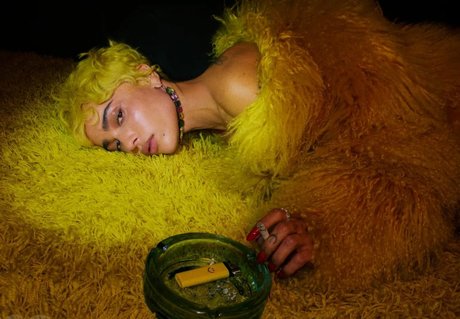 オイルを塗ったおっぱいオンリーファンズ セクシー裸 写真