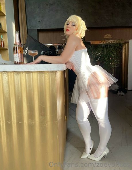 オンリーファンズでオナニーする アートヌード 画像