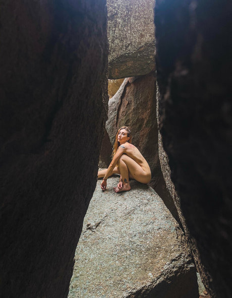 zoebytheriverfree ヌードスター 写真