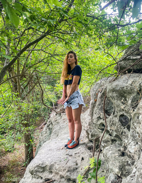 zoebytheriverfree ヌードスター 写真