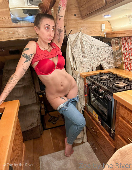 zoebytheriverfree ポルノモデル 画像